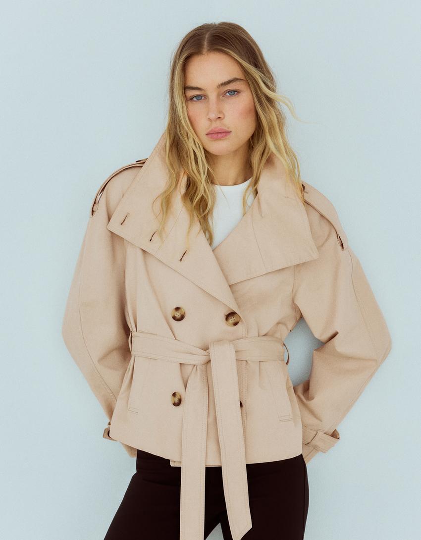 Women's cropped double-breasted trench coat with wide lapels, belt and long sleeves
