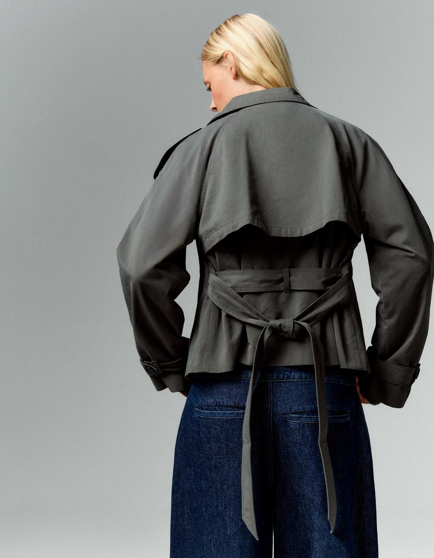Women's cropped double-breasted trench coat with wide lapels, belt and long sleeves