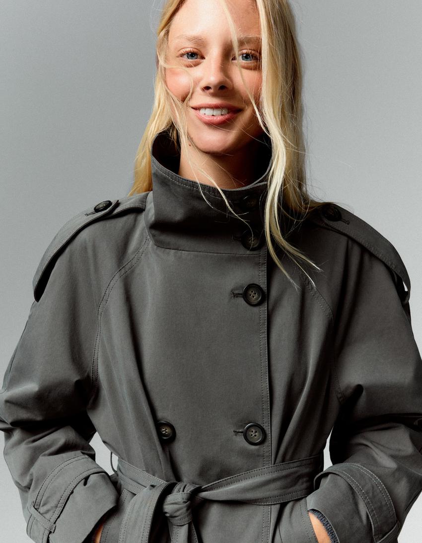 Women's cropped double-breasted trench coat with wide lapels, belt and long sleeves