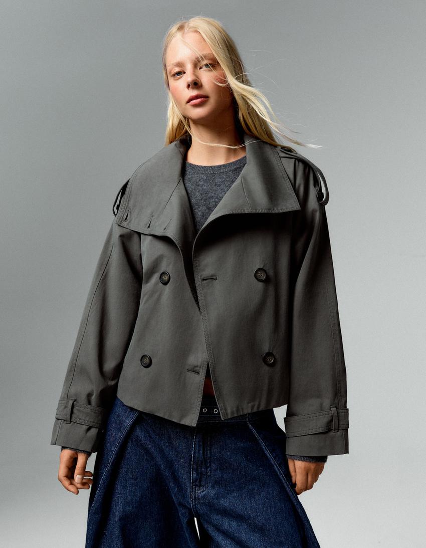 Women's cropped double-breasted trench coat with wide lapels, belt and long sleeves