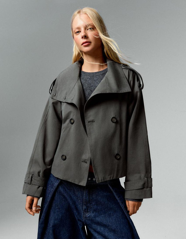Women's cropped double-breasted trench coat with wide lapels, belt and long sleeves