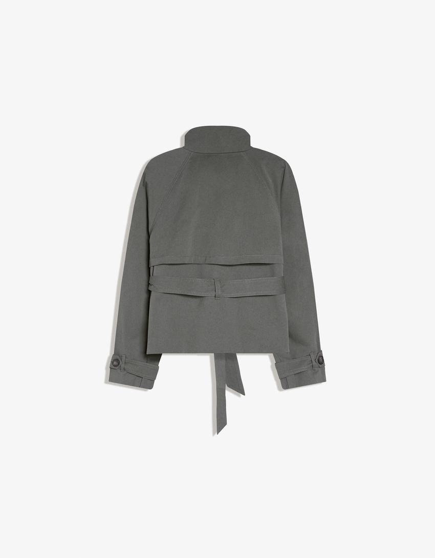 Women's cropped double-breasted trench coat with wide lapels, belt and long sleeves