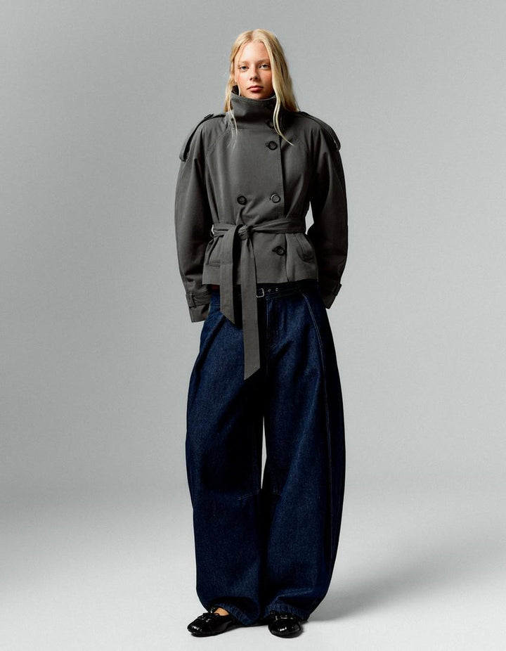 Women's cropped double-breasted trench coat with wide lapels, belt and long sleeves