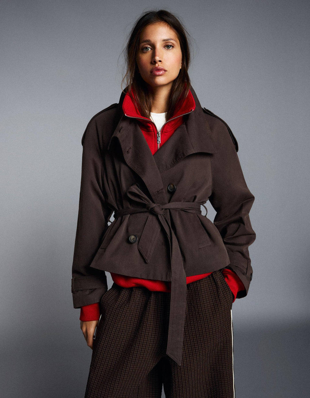 Women's cropped double-breasted trench coat with wide lapels, belt and long sleeves