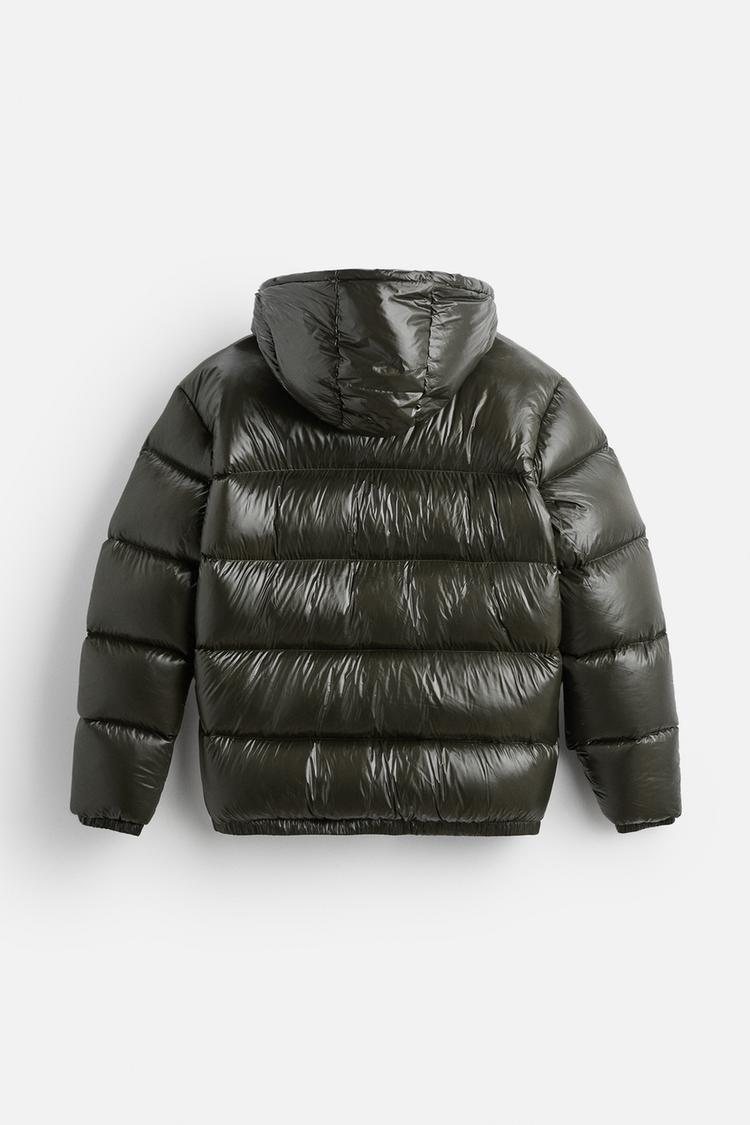 Unisex quilted puffer jacket with hood, long sleeves and zip front