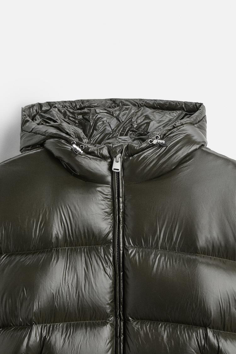 Unisex quilted puffer jacket with hood, long sleeves and zip front