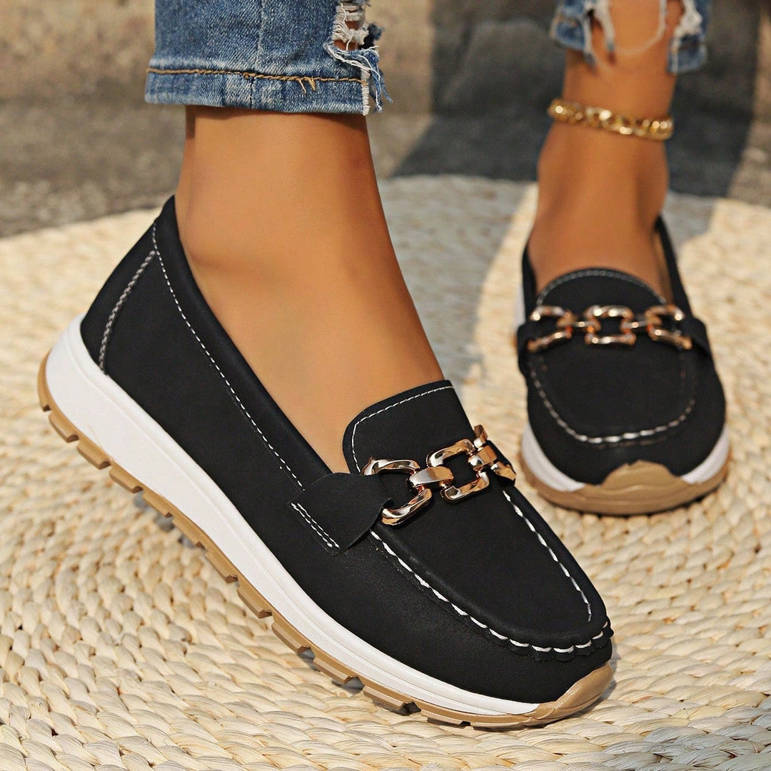 Women's flat slip-on loafers with chain buckle detail, round toes and textured soles