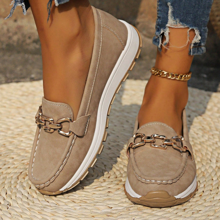 Women's flat slip-on loafers with chain buckle detail, round toes and textured soles
