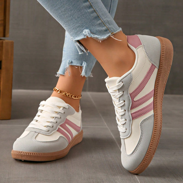 Women's white and pink low-top lace-up sneakers with round toes and gum-colour soles