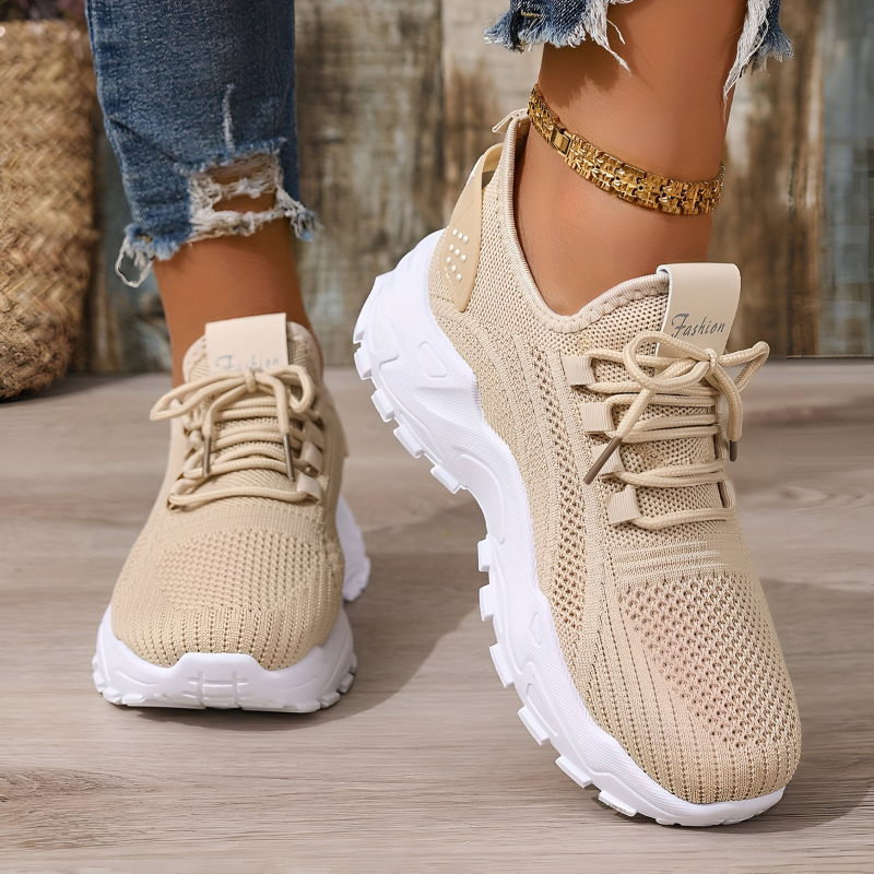 Women's low-top knit lace-up sneakers with chunky white soles