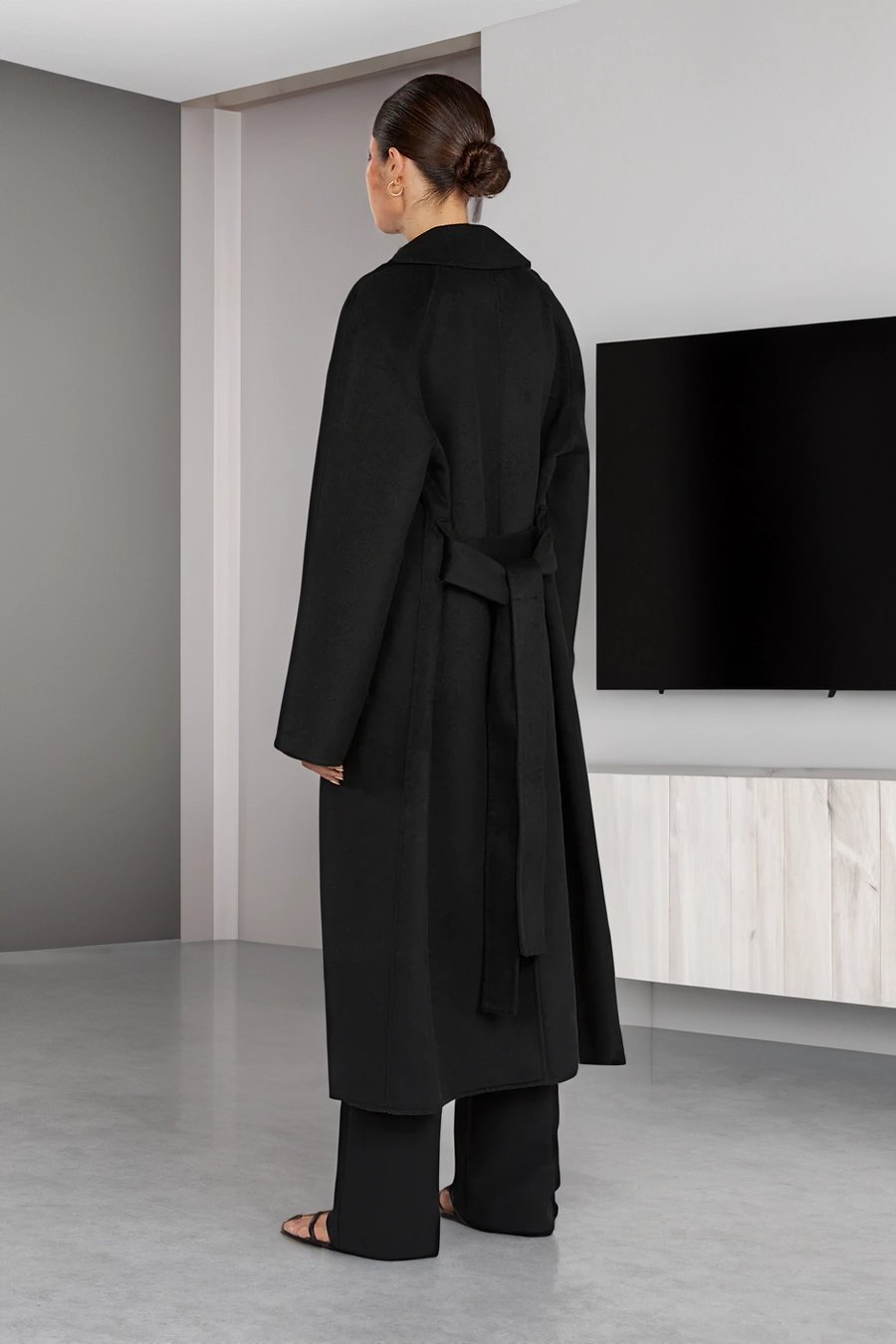 Women's longline coat with notch lapel and long sleeves