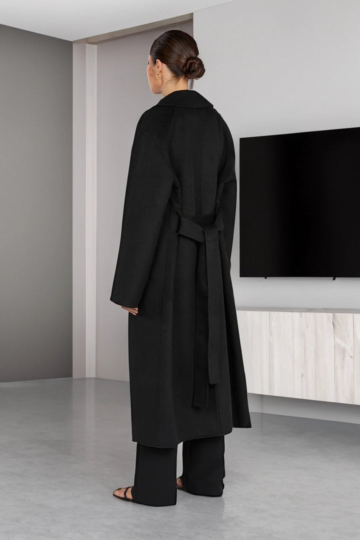 Women's longline coat with notch lapel and long sleeves