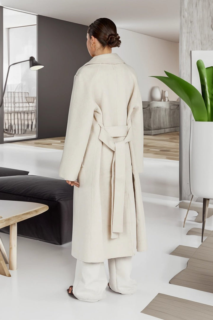Women's longline coat with notch lapel and long sleeves