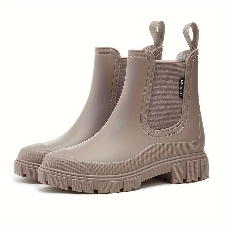 Women's Chelsea ankle boots with elastic side panels, pull tabs and chunky lug soles
