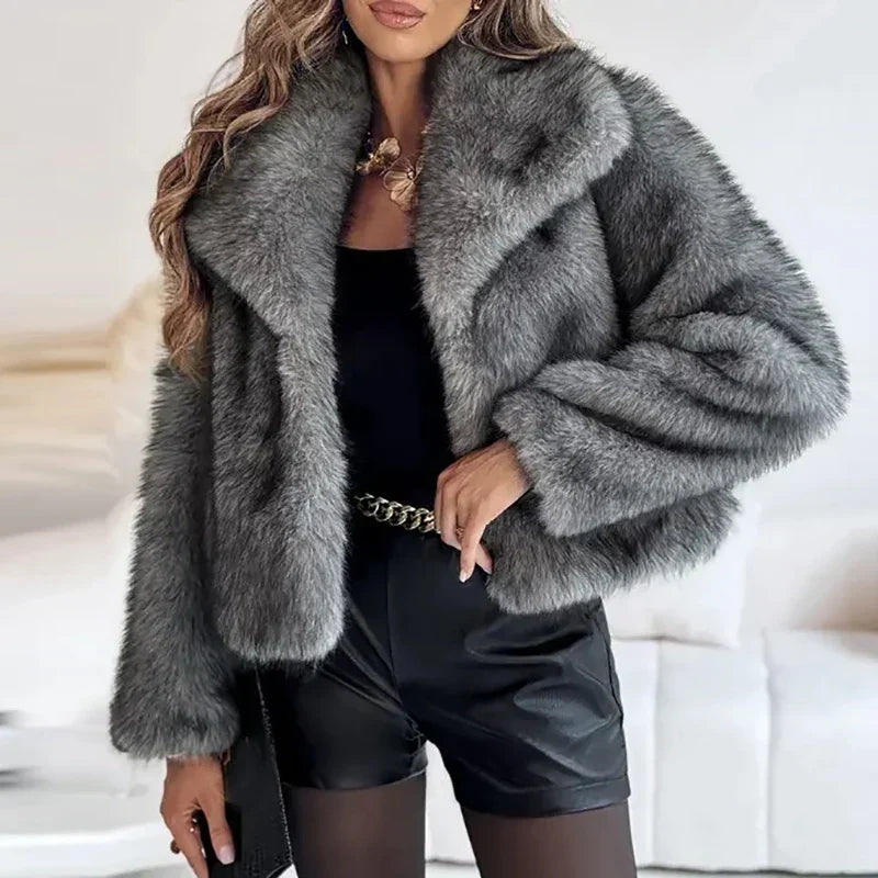 Women's short textured jacket with wide lapels and long sleeves