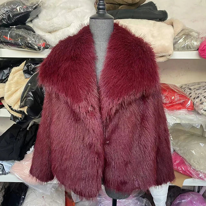 Women's short textured jacket with wide lapels and long sleeves