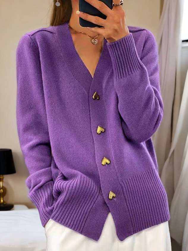 Women's V-neck cardigan with heart-shaped buttons, front pockets and ribbed trims