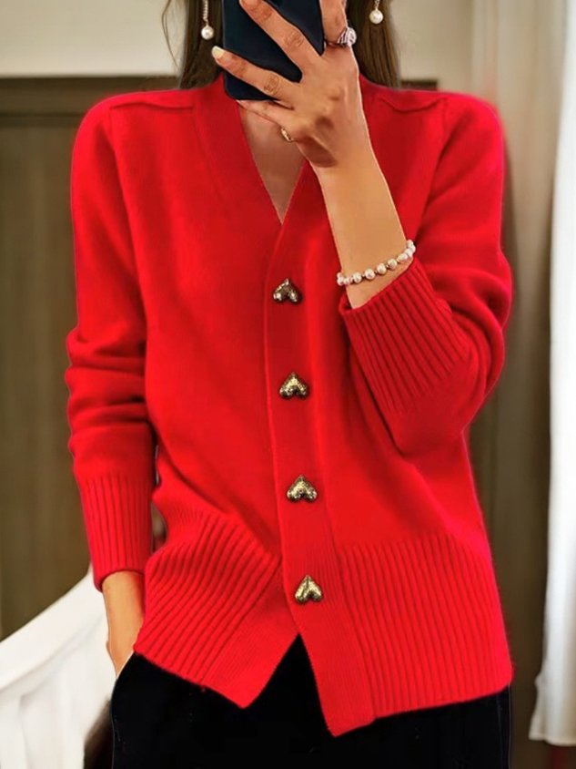 Women's V-neck cardigan with heart-shaped buttons, front pockets and ribbed trims