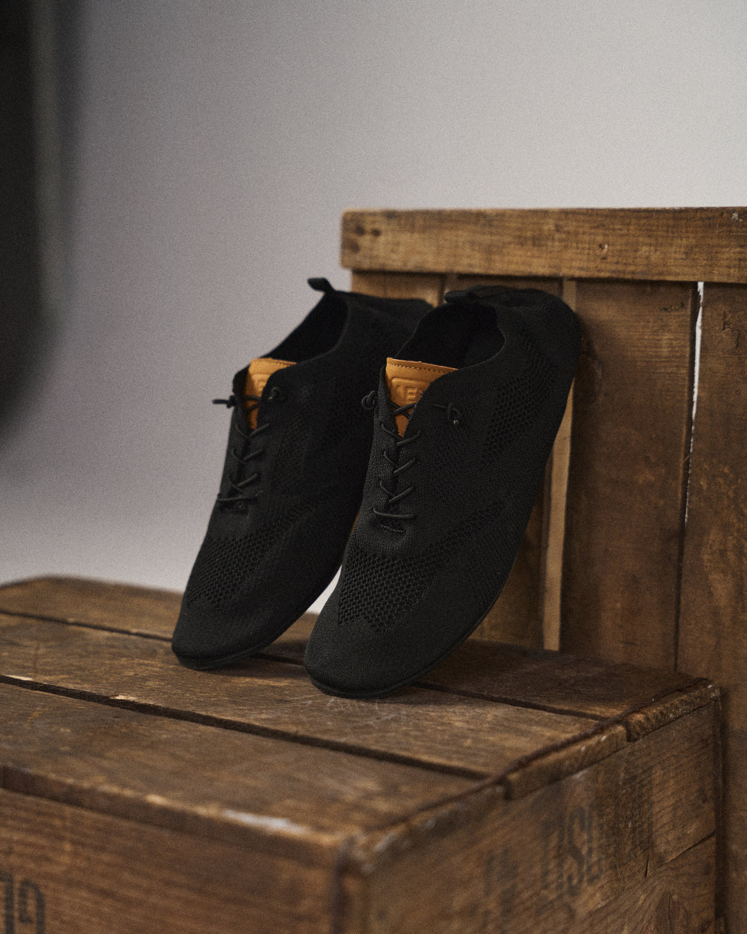 Knit lace-up shoes with round toes, flat soles and heel pull tabs