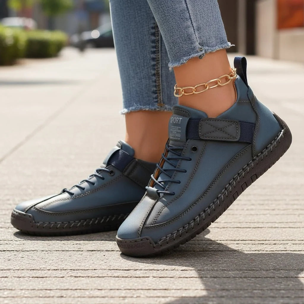 Women's low-top lace-up walking trainers with round toes and flat textured soles