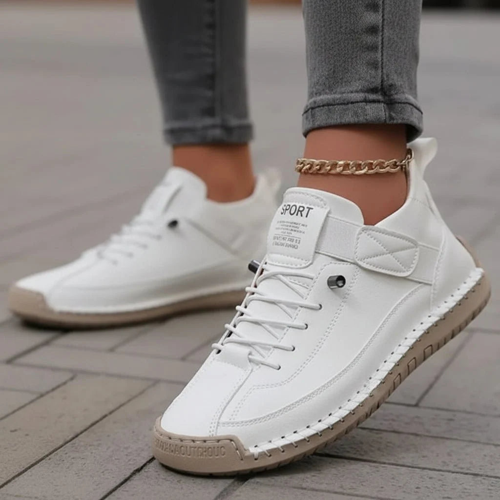 Women's low-top lace-up walking trainers with round toes and flat textured soles