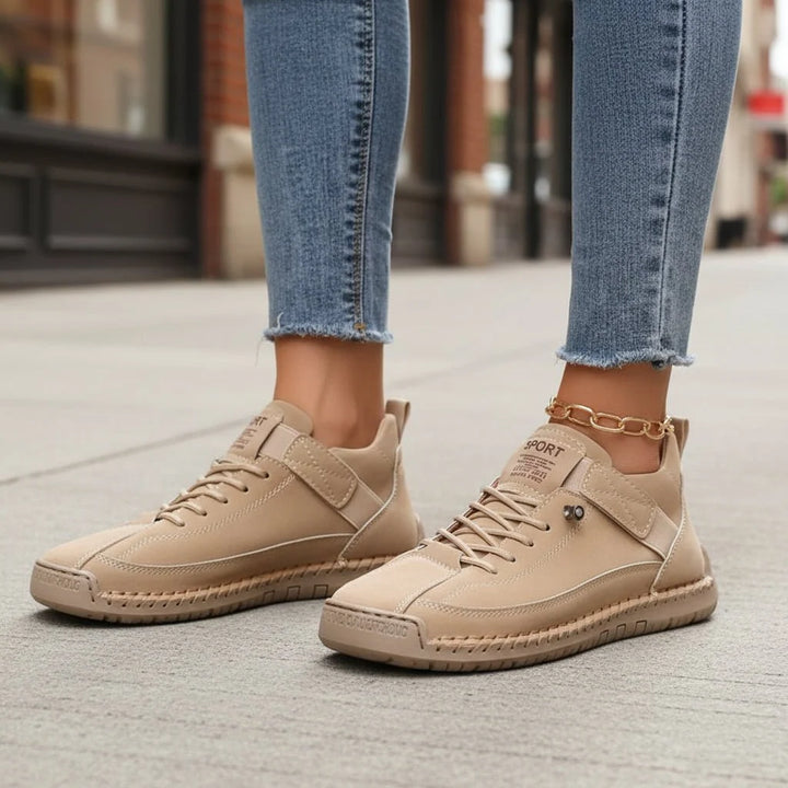 Women's low-top lace-up walking trainers with round toes and flat textured soles