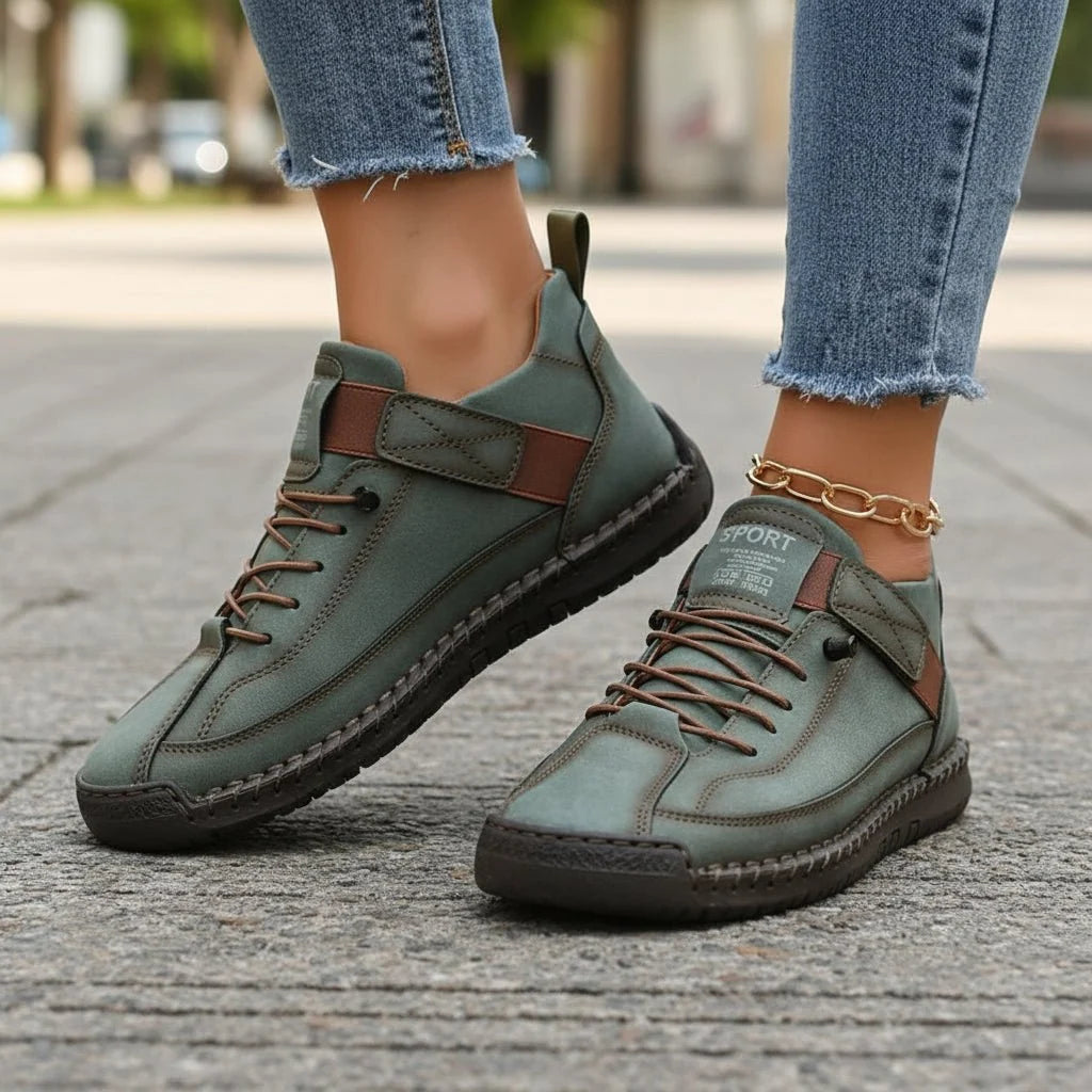 Women's low-top lace-up walking trainers with round toes and flat textured soles