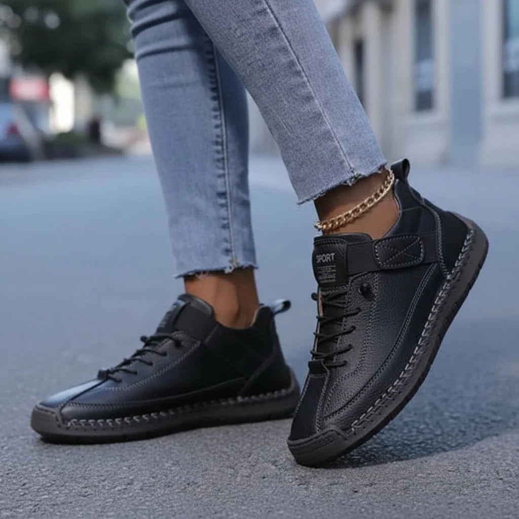 Women's low-top lace-up walking trainers with round toes and flat textured soles