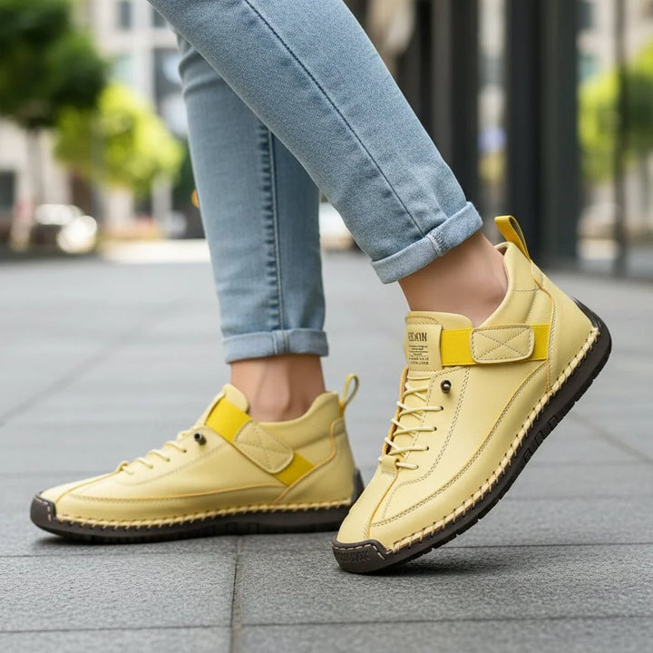 Women's low-top lace-up walking trainers with round toes and flat textured soles