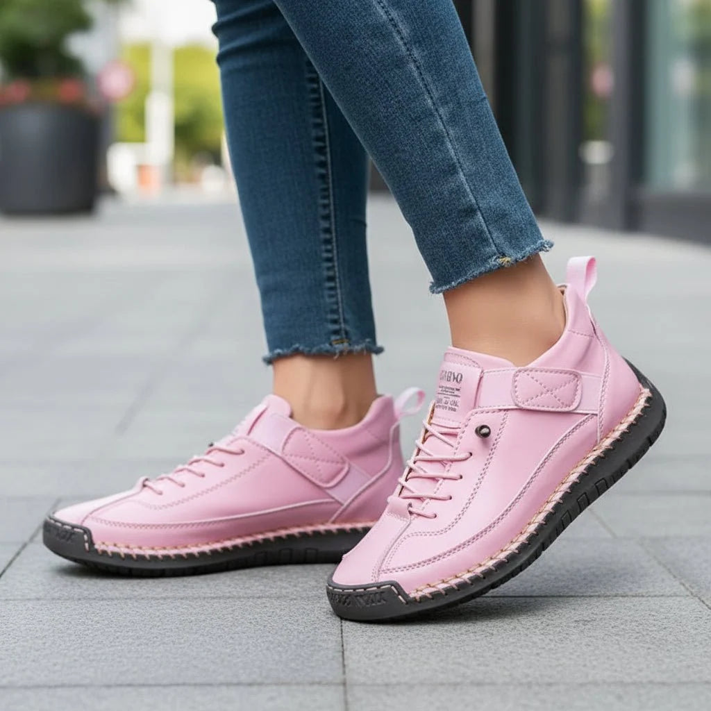 Women's low-top lace-up walking trainers with round toes and flat textured soles