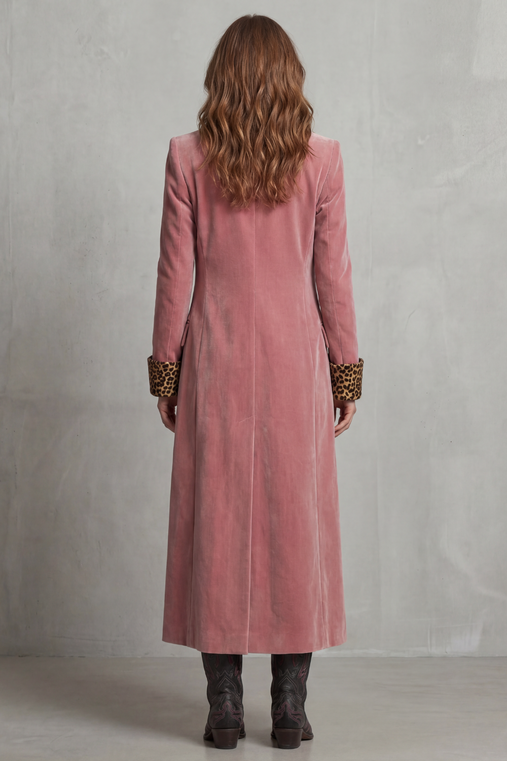 Long women's coat with velvet finish, leopard print lining, lapels, and button front