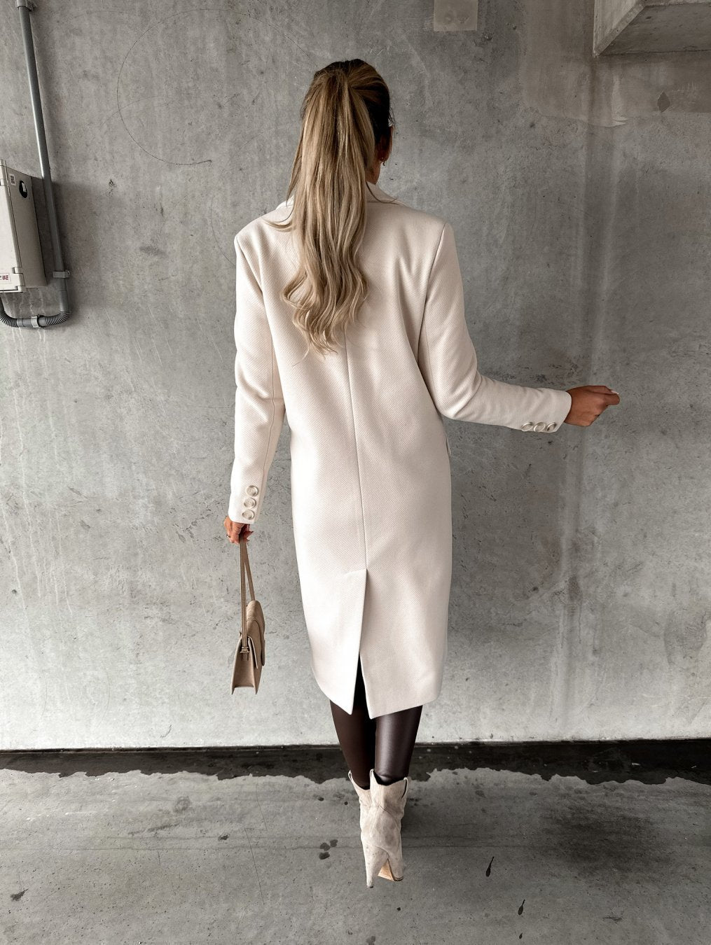 Women's long double-breasted coat with lapel collar and flap pockets