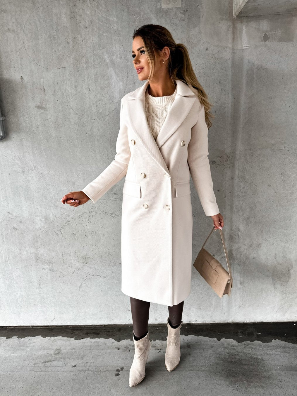 Women's long double-breasted coat with lapel collar and flap pockets