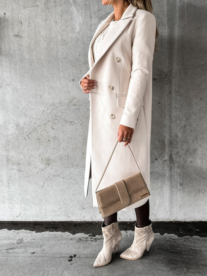 Women's long double-breasted coat with lapel collar and flap pockets