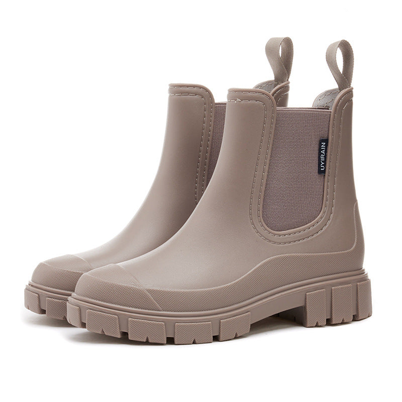 Women's Chelsea ankle boots with elastic side panels and chunky lug soles