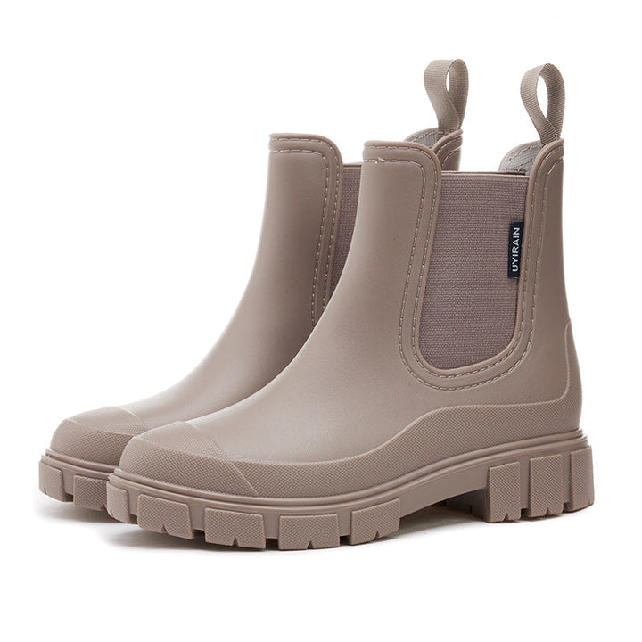Women's Chelsea ankle boots with elastic side panels and chunky lug soles