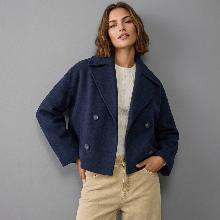 Women's short double-breasted coat with wide lapels and long sleeves