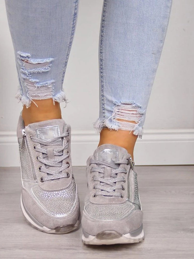Women's low-cut lace-up sneakers with perforated panels and contrasting soles