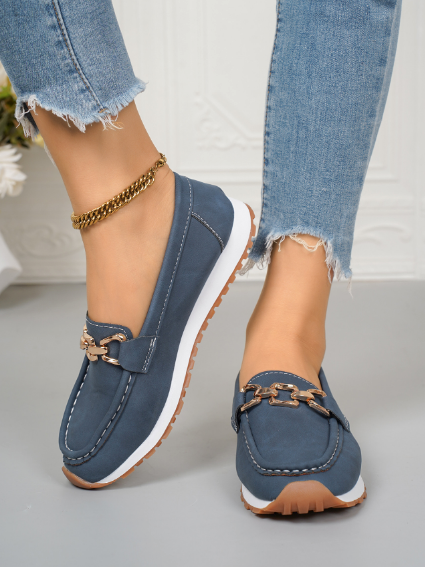 Women's flat slip-on loafers with chain buckle detail, round toes and textured soles