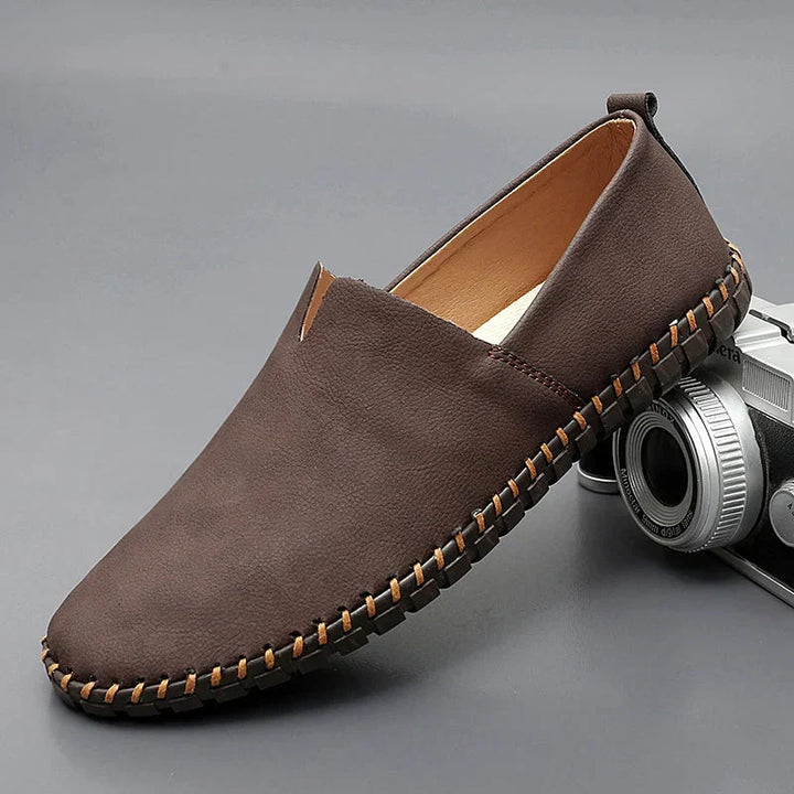 Unisex slip-on loafers with rounded toe, flat sole and contrast stitching