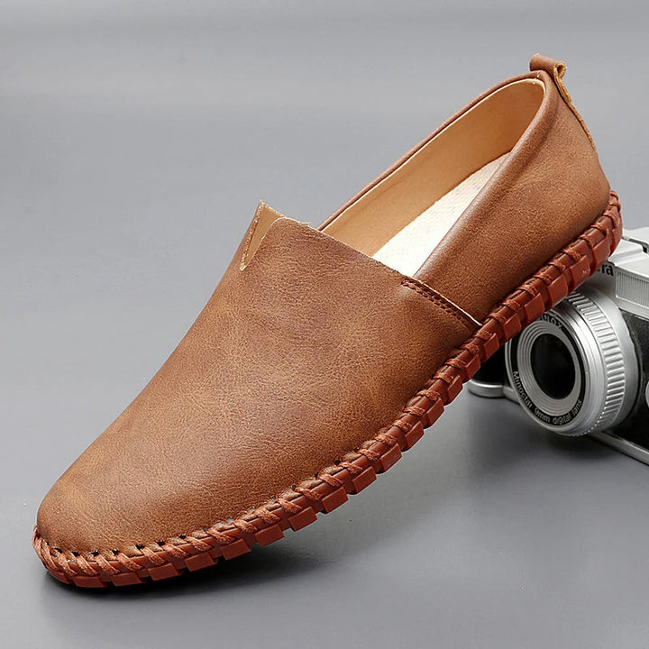Unisex slip-on loafers with rounded toe, flat sole and contrast stitching