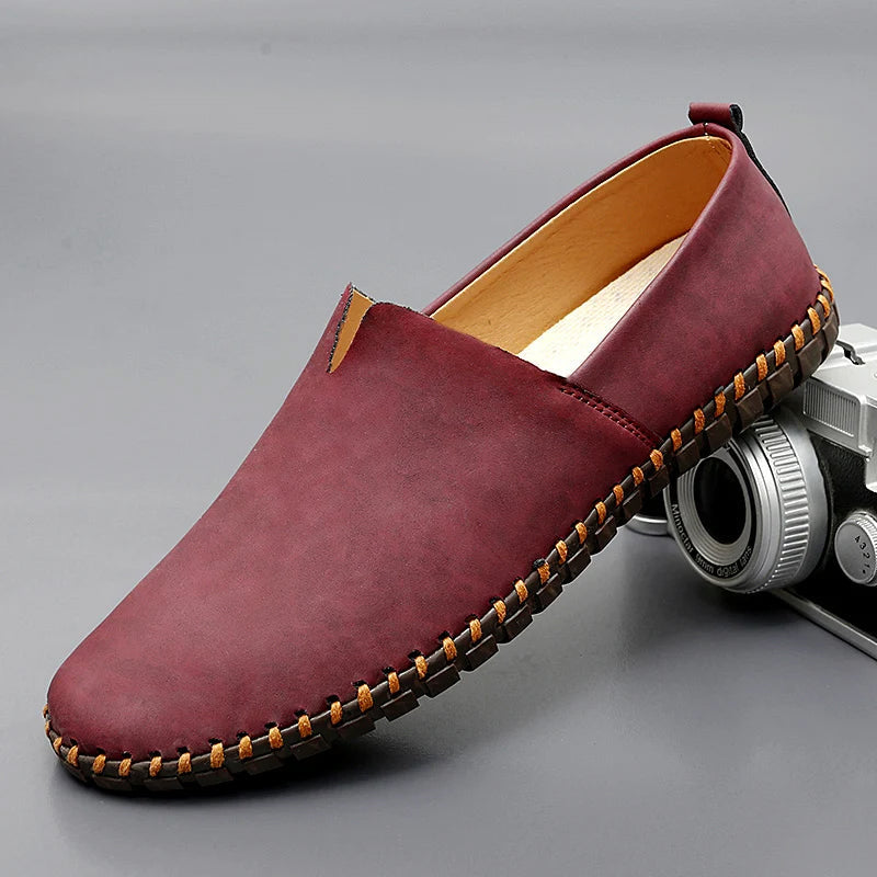 Unisex slip-on loafers with rounded toe, flat sole and contrast stitching