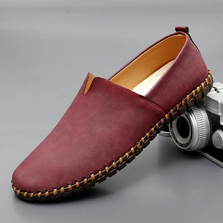 Unisex slip-on loafers with rounded toe, flat sole and contrast stitching
