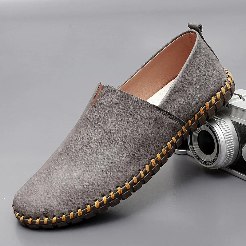 Unisex slip-on loafers with rounded toe, flat sole and contrast stitching