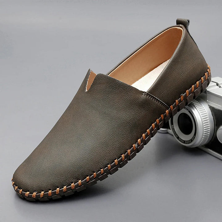 Unisex slip-on loafers with rounded toe, flat sole and contrast stitching