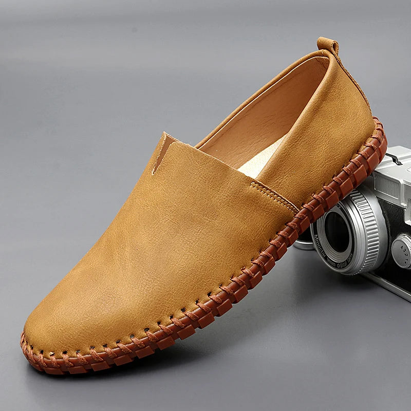 Unisex slip-on loafers with rounded toe, flat sole and contrast stitching