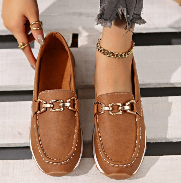Women's flat slip-on loafers with chain buckle detail, round toes and textured soles