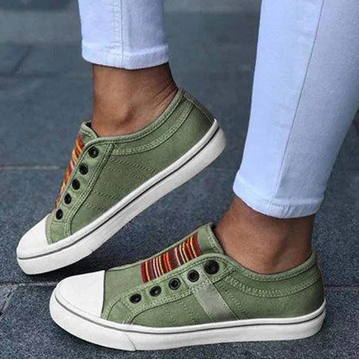 Women's low-top slip-on sneakers with rounded toes, elastic striped gussets and flat white soles