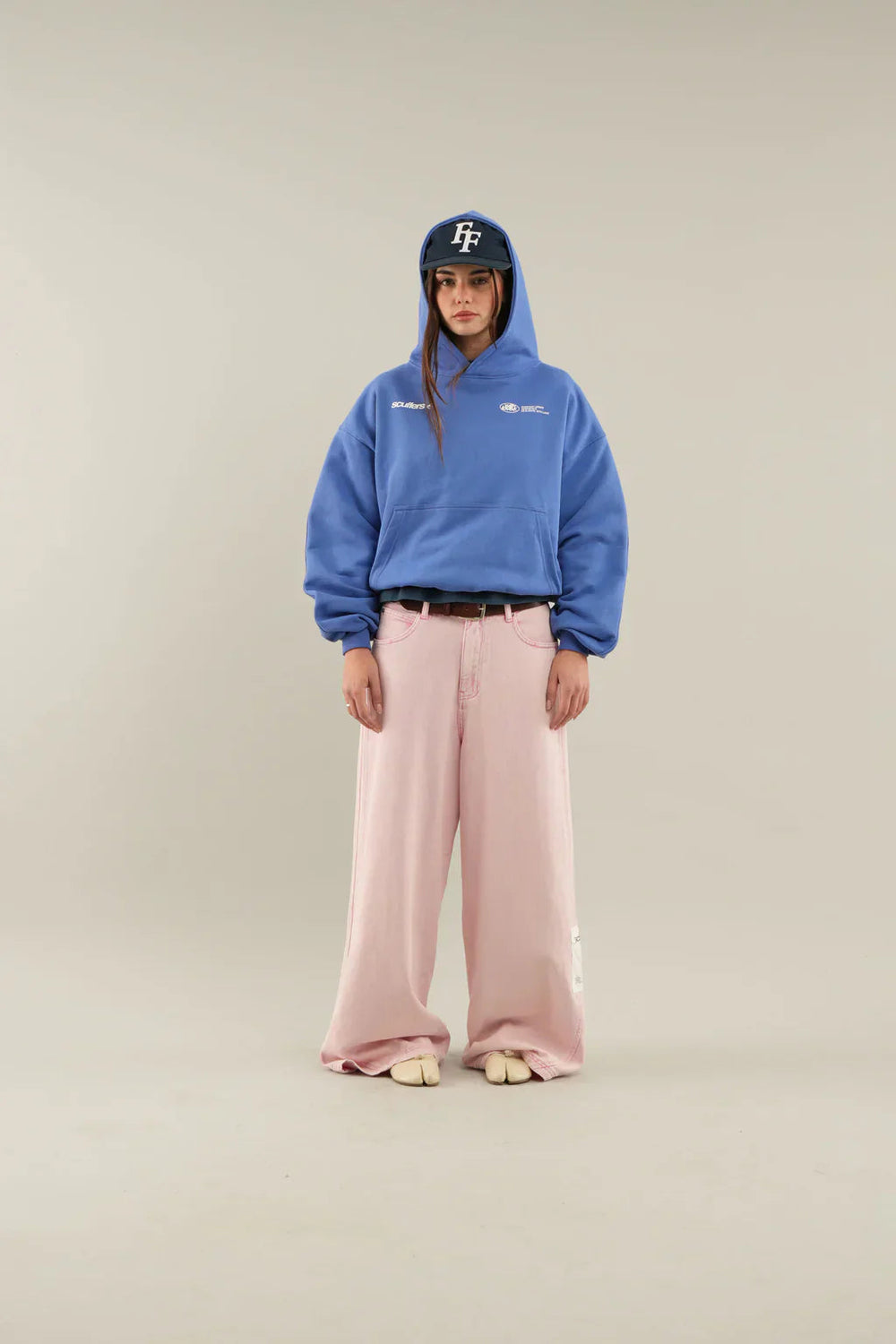 Women's relaxed fit pullover hoodie with hood, long sleeves and kangaroo pocket
