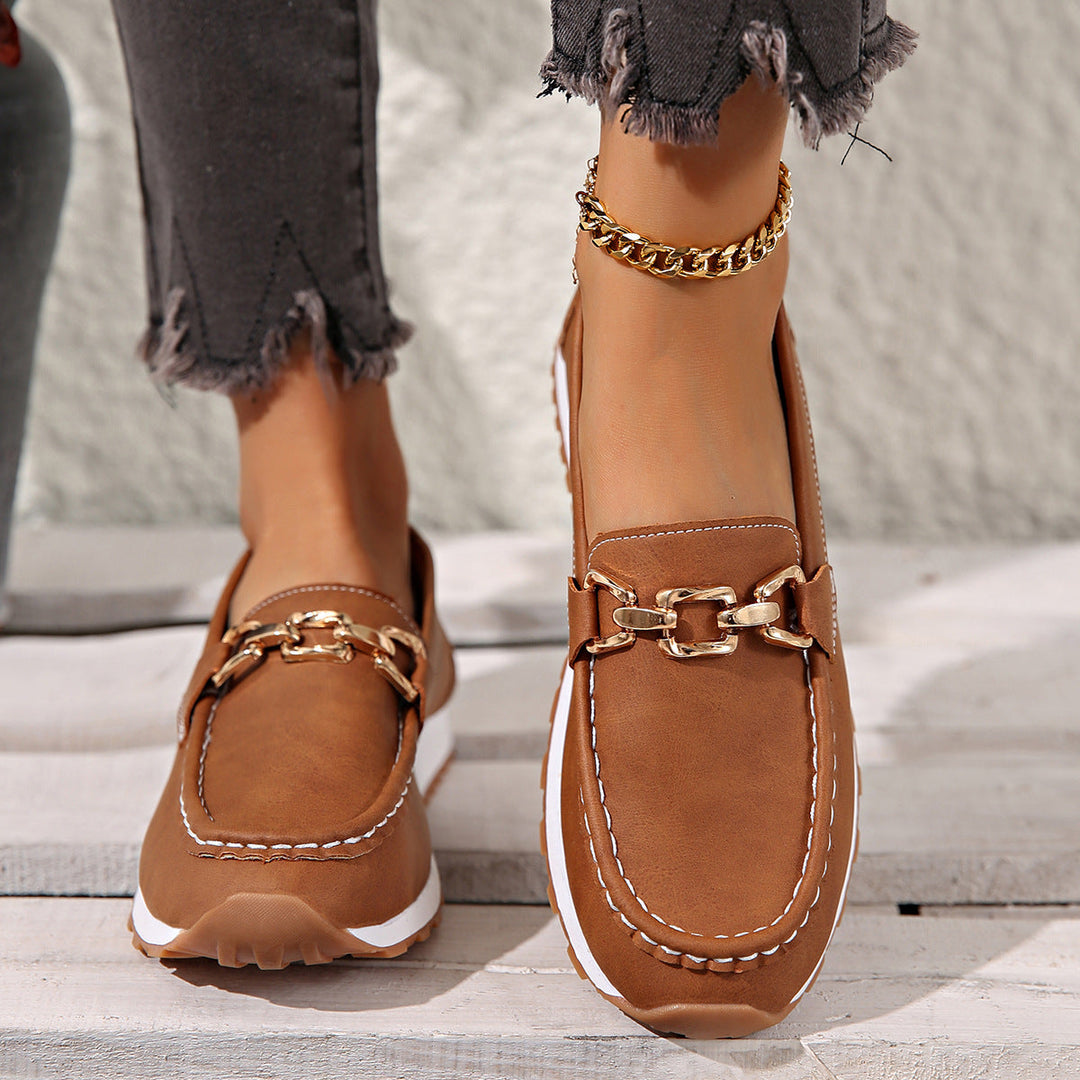 Women's flat slip-on loafers with chain buckle detail, round toes and textured soles